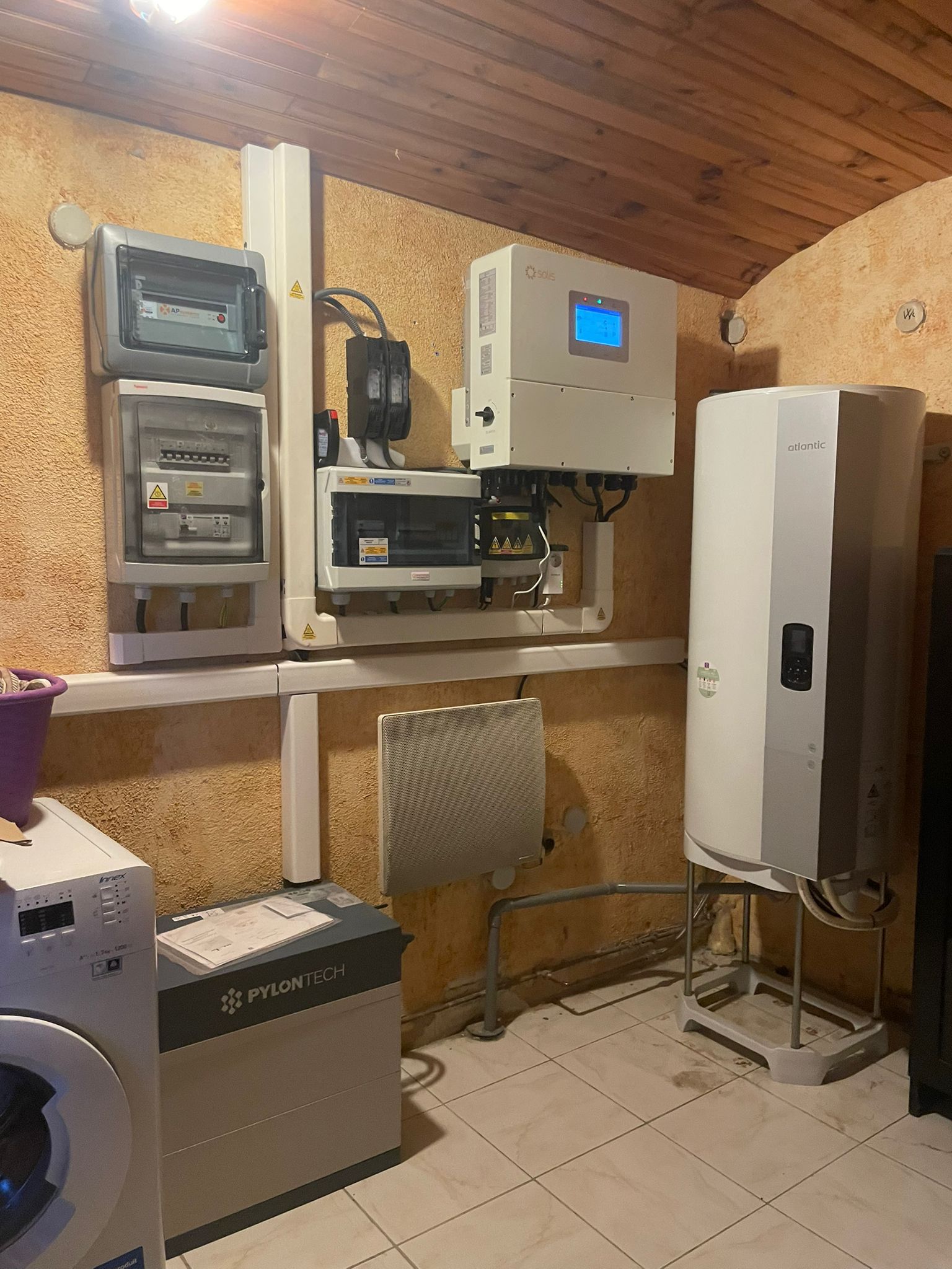 Installation technique - onduleur solaire, batterie Pylontech et ballon thermodynamique
